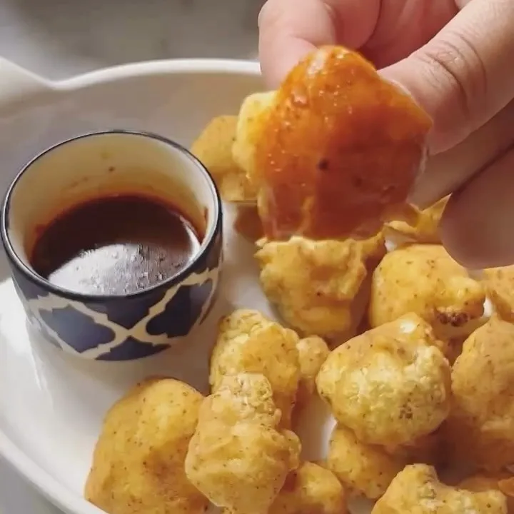 Crispy cauliflower with dipping sauce